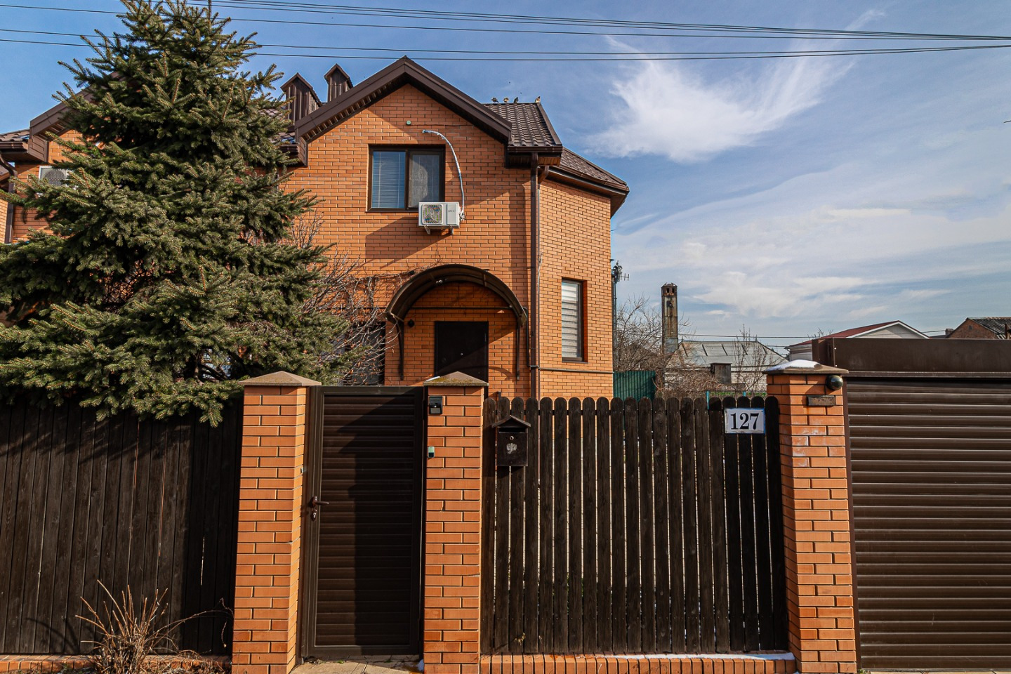 Сдается просторный и светлый дом в современном микрорайоне Северный.

Идеальный вариант для комфортной жизни семьи или специалистов. Полностью готов к заселению: качественный ремонт, новая мебель и вся необходимая бытовая техника.

О доме:
Площадь: 100 м², этажность: 2.
Мебель: Имеется всё необходим