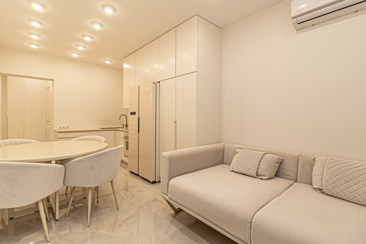 Евро-3 в Гидростроителях | Дизайнерский ремонт | Рядом пляж Кубани    
 
Продаётся уютная 3-комнатная квартира (56 м²) в тихом и благоустроенном микрорайоне Гидростроителей (Краснодар). Это идеальный вариант для семьи, ценящей комфорт и современное пространство!   
 
 Особенности квартиры:   
 Новый