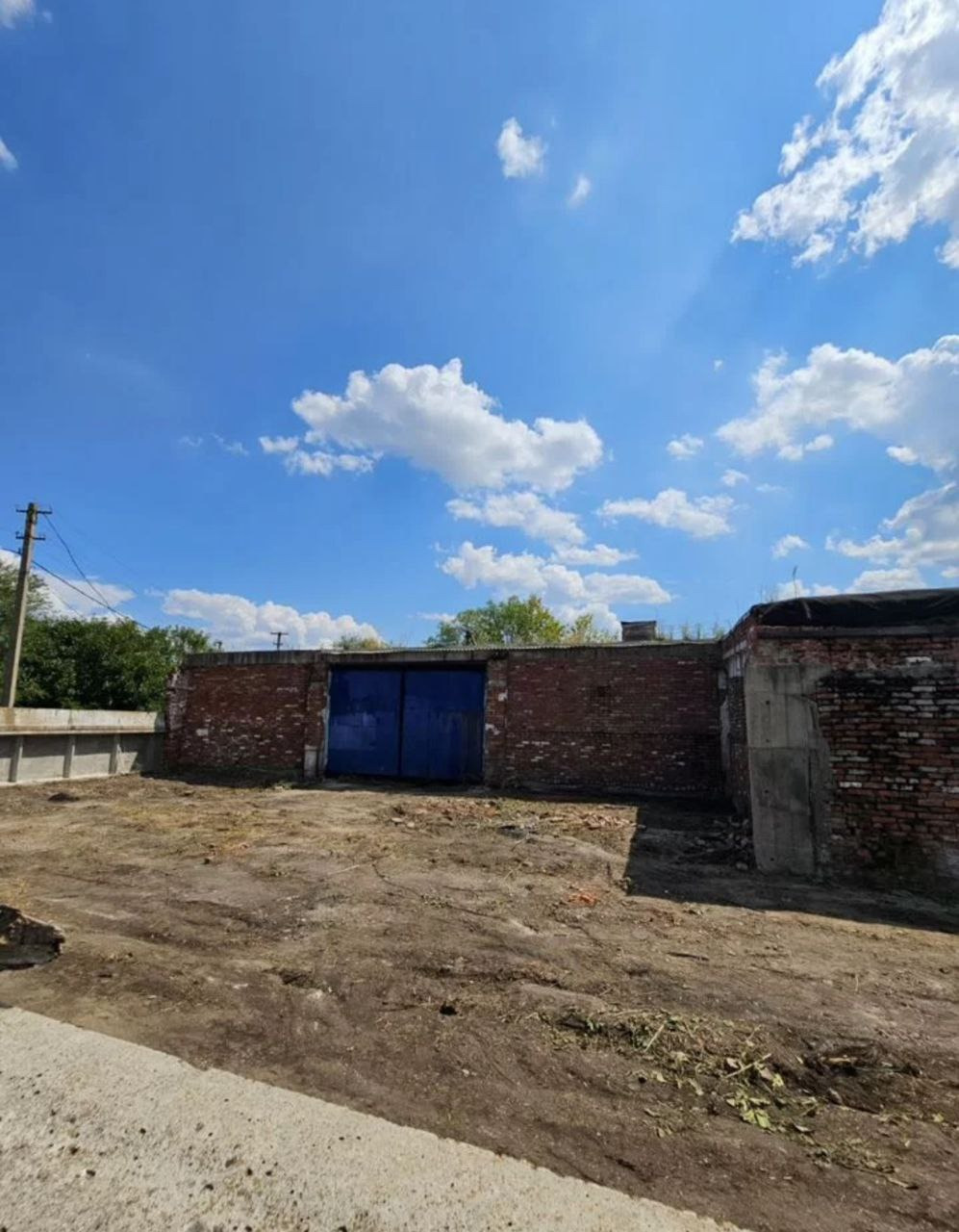 Предлагаем к продаже функциональное коммерческое помещение, идеально подходящее для производственных и складских нужд. Общая площадь помещения составляет 1500 кв.м, что позволяет разместить любое оборудование и организовать эффективное производство.

Основные характеристики:

- Электроснабжение: Тек