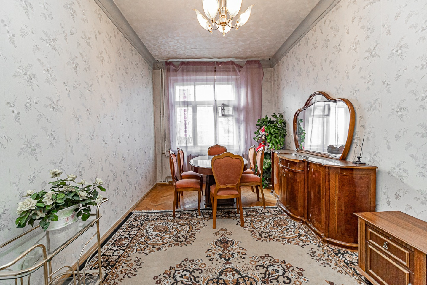 О КВАРТИРЕ
Продается просторная 2-комнатная квартира в самом сердце Краснодара.
Уникальное предложение для тех, кто ценит тишину, историю и пешую доступность ко всем благам цивилизации.
✅ Высота потолков 3.2 метра — это редкость для современного рынка.
Ощущение воздуха, свободы и возможность реализо