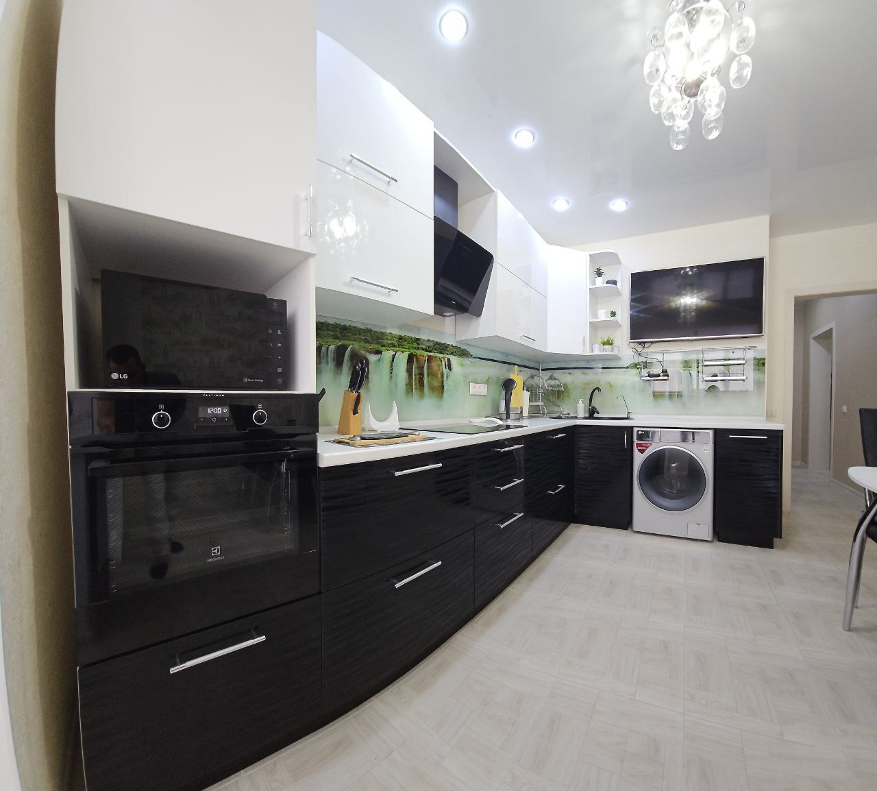 🏡 ПРОДАЕТСЯ ПРОСТОРНАЯ 2-КОМНАТНАЯ КВАРТИРА В ЛУЧШЕМ РАЙОНЕ КРАСНОДАРА (ГМР)
Идеальный вариант для жизни и отдыха! 
Квартира полностью готова к заселению: заезжай и живи. 
Сочетание тишины зеленого района и развитой инфраструктуры.
📐 О КВАРТИРЕ:
Площадь: 62.3 м² (просторная кухня и комнаты).
Этаж: 8