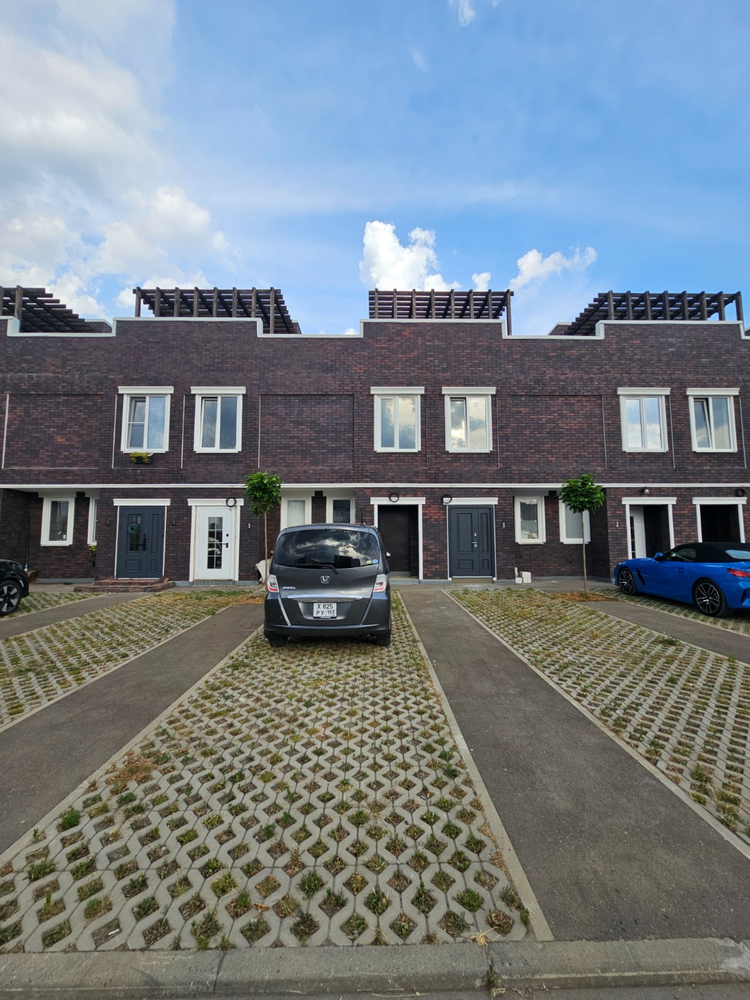 Предлагаем вам не просто недвижимость, а образ жизни бизнес-класса в закрытом коттеджном поселке «Немецкая деревня». 
Таунхаус расположен в лучшей локации комплекса — в непосредственной близости к живописному Лебединому озеру. 
Идеальный выбор для тех, кто ценит приватность, безопасность и комфорт е