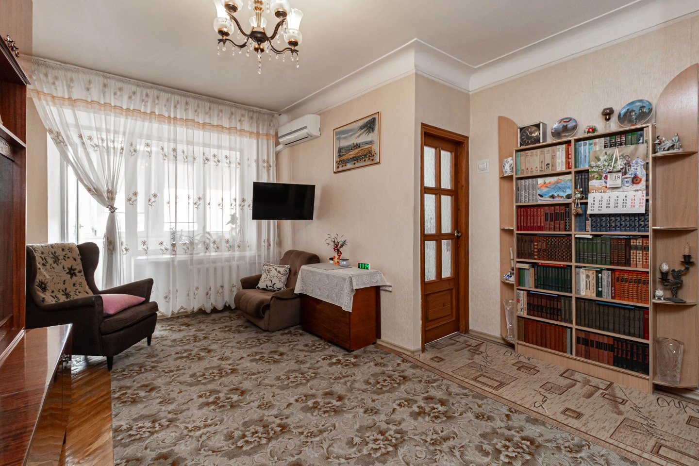 Ищете жилье в самом сердце города с развитой инфраструктурой? Эта квартира — идеальный вариант для жизни или инвестиций!
🏠 О квартире:
Площадь: 42 кв.м — оптимальное пространство для пары или небольшой семьи.
Дом: Крепкий кирпичный дом (теплый зимой, прохладный летом).
Этаж: 5/5 — сверху никто не хо