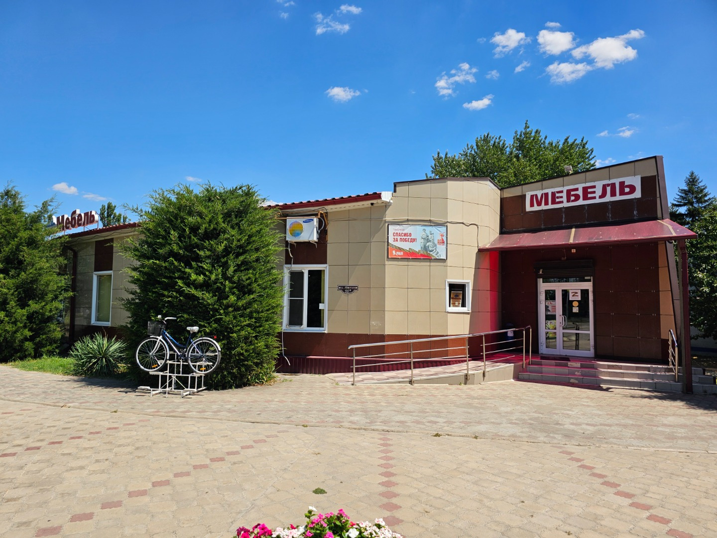 Сдаётся в аренду коммерческое здание площадью 384 м² в формате «заходи и работай». 
Помещение полностью готово к эксплуатации.
Уникальное расположение на пересечении транспортных потоков обеспечивает максимальную видимость бизнеса.
? ЛОКАЦИЯ И ТРАФИК (ПРЕМИУМ)
Здание находится на первой линии, на ст