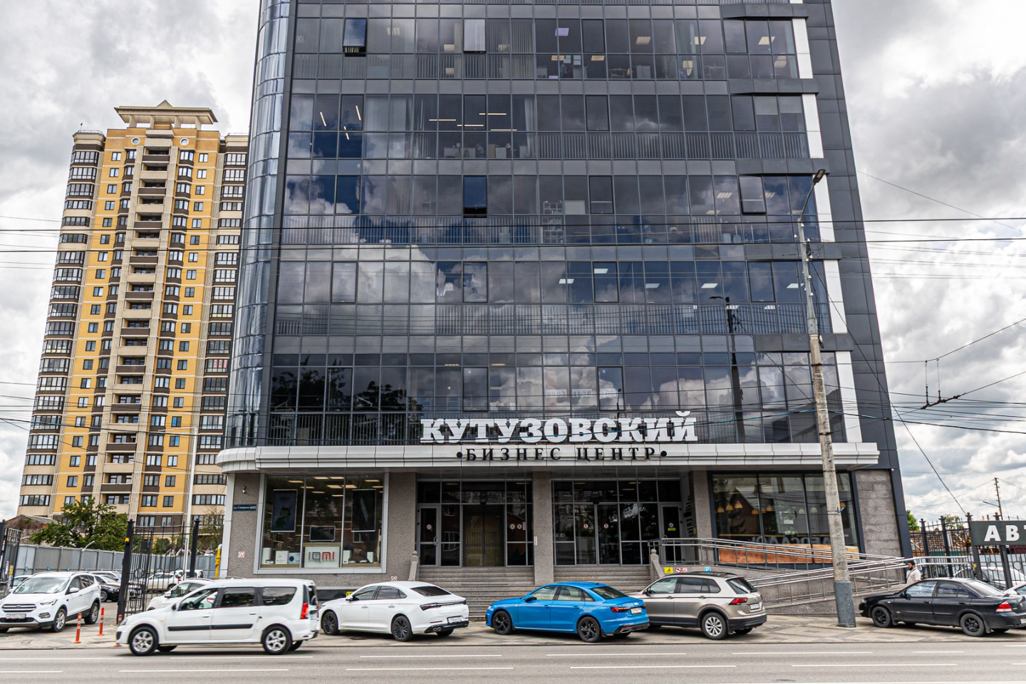 Сдаётся или продается светлое офисное помещение площадью 40 м² на 2-м этаже современного бизнес-центра «Кутузовский».
Прямая аренда от собственника — без комиссии!
Рассмотрим предложения о выкупе — прямая сделка от собственника, без комиссии для покупателя.
? О помещении:
• Площадь: 40 м², 2 этаж
• 