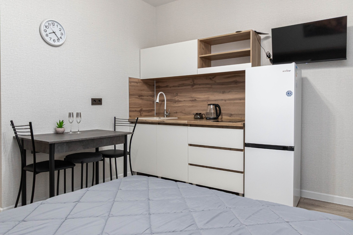 Сдается светлая и уютная квартира-студия площадью 25,3 м². 
Отличный вариант для молодой пары, студента или специалиста, который ценит комфорт, тишину и развитую инфраструктуру.
Квартира полностью готова к заезду — просто берите вещи и заселяйтесь!
? О КВАРТИРЕ:
• Планировка: Функциональная студия 2